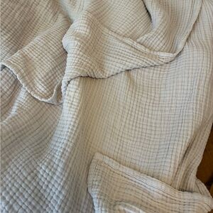 Soft Gauze Throw Blanket in Light Gray